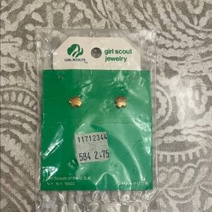VINTAGE‎ NWT Girl Scouts emblem gold tone Earrings jewelry USA
